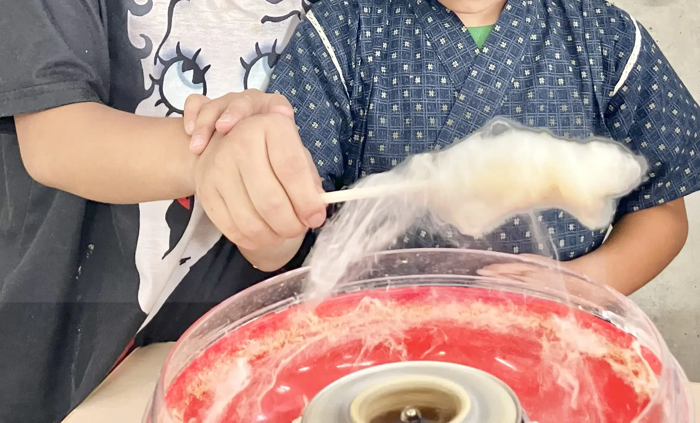 わたあめを作る子ども