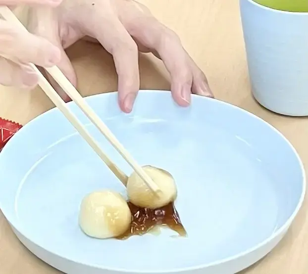 団子を作る子ども７