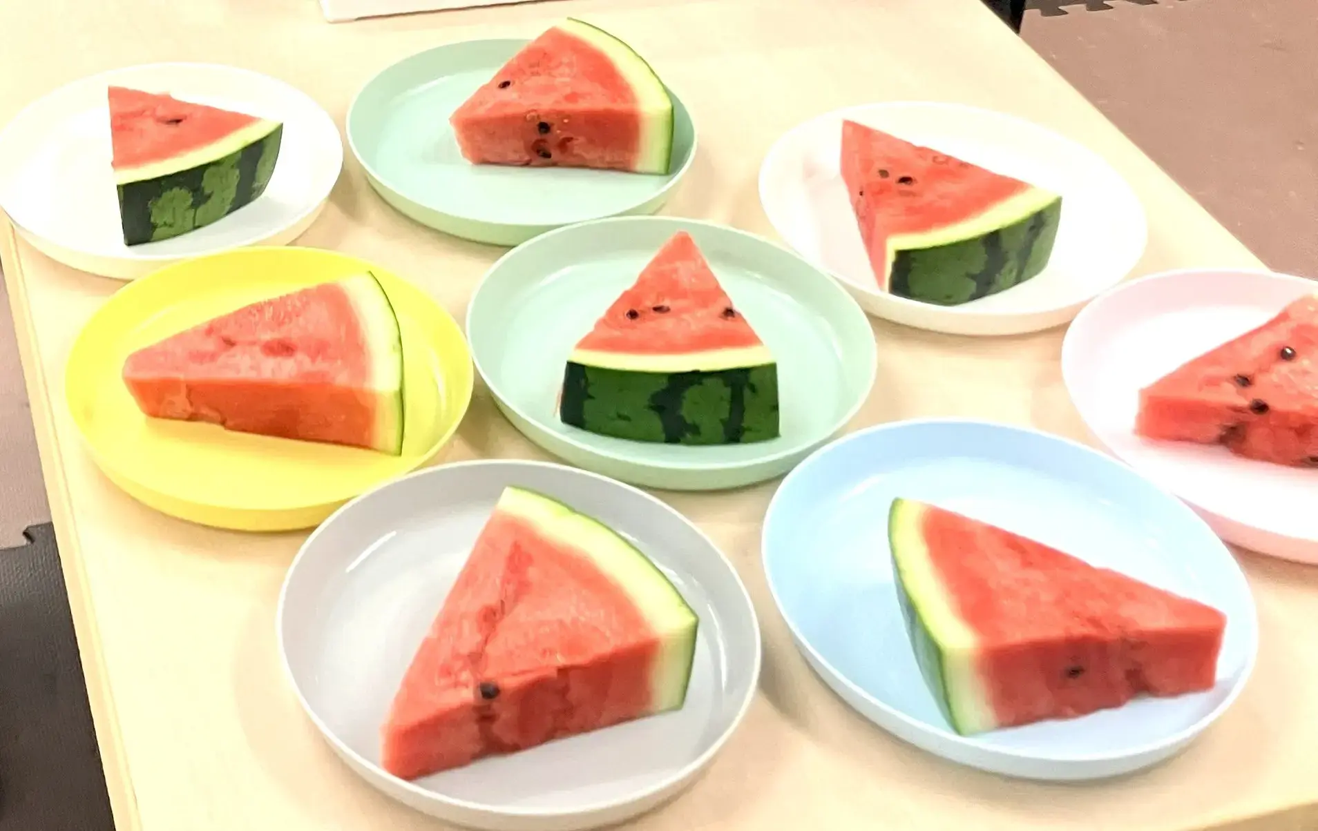 スイカを食べる子ども2