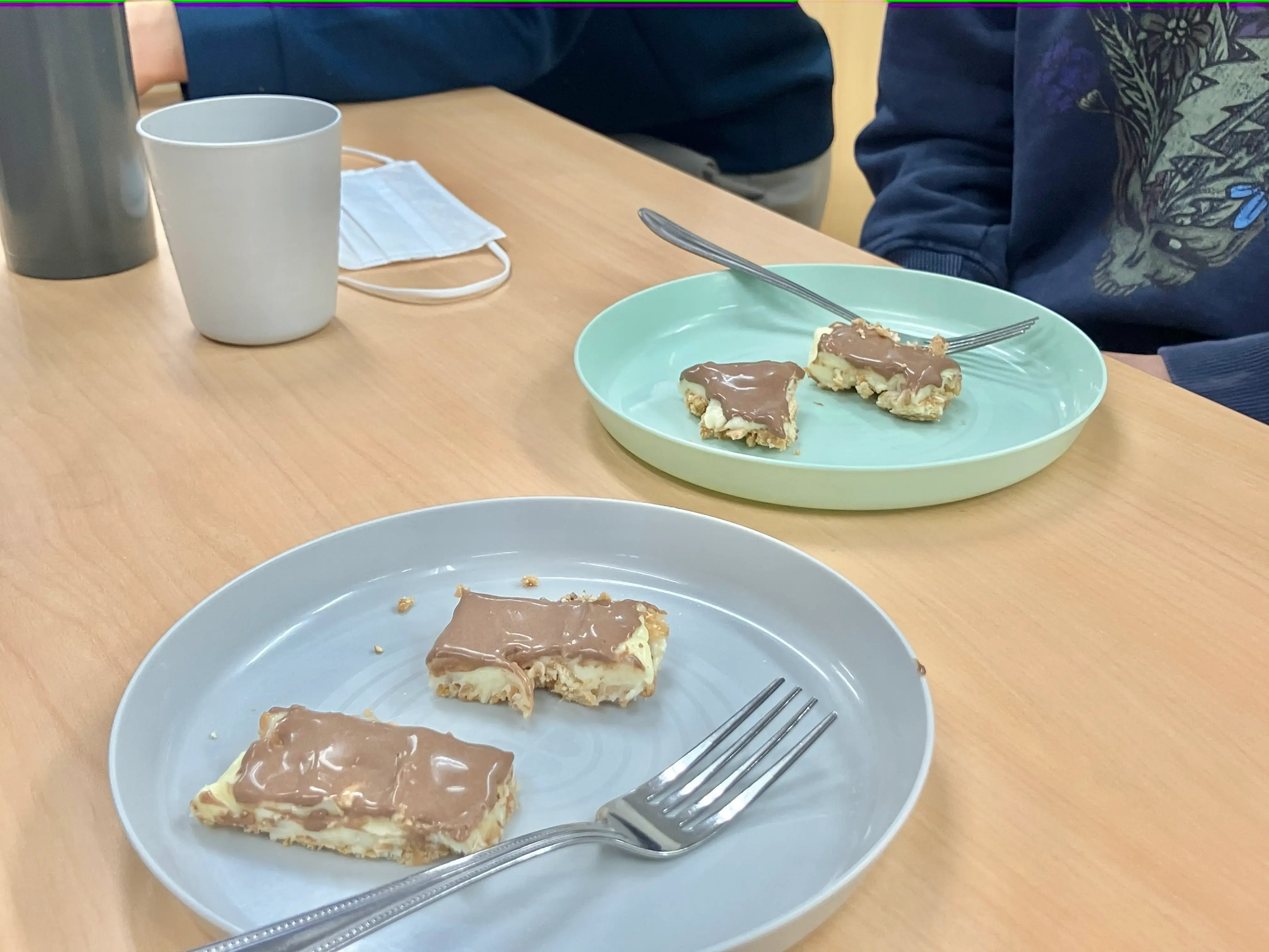 チョコレートチーズケーキを作る子ども６