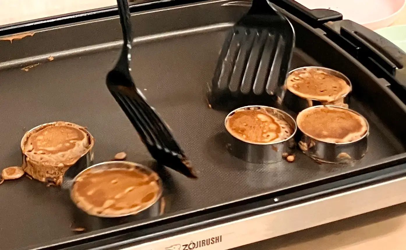 チョコ餅どら焼きを作る子ども５
