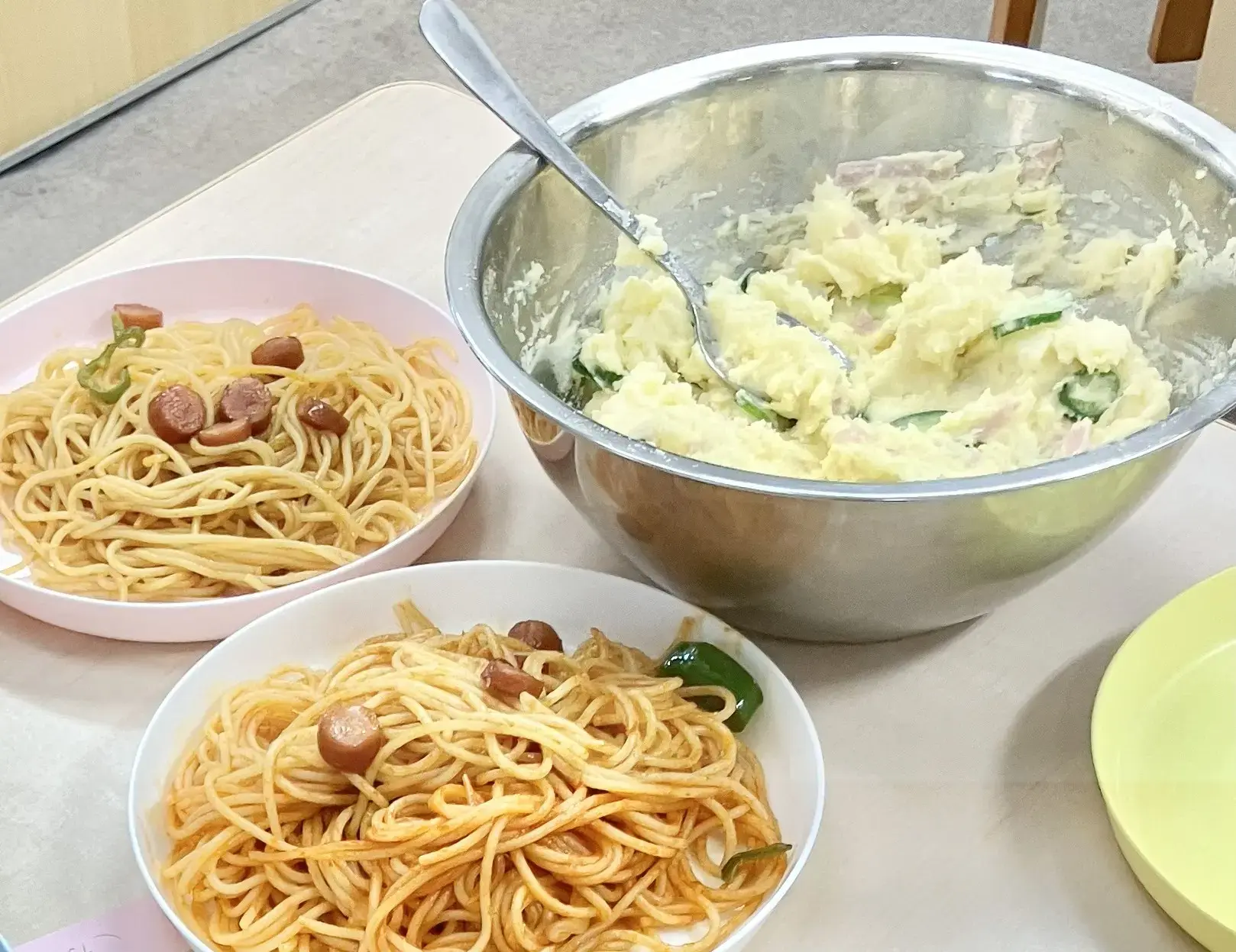 ナポリタンスパゲティを作る子ども1