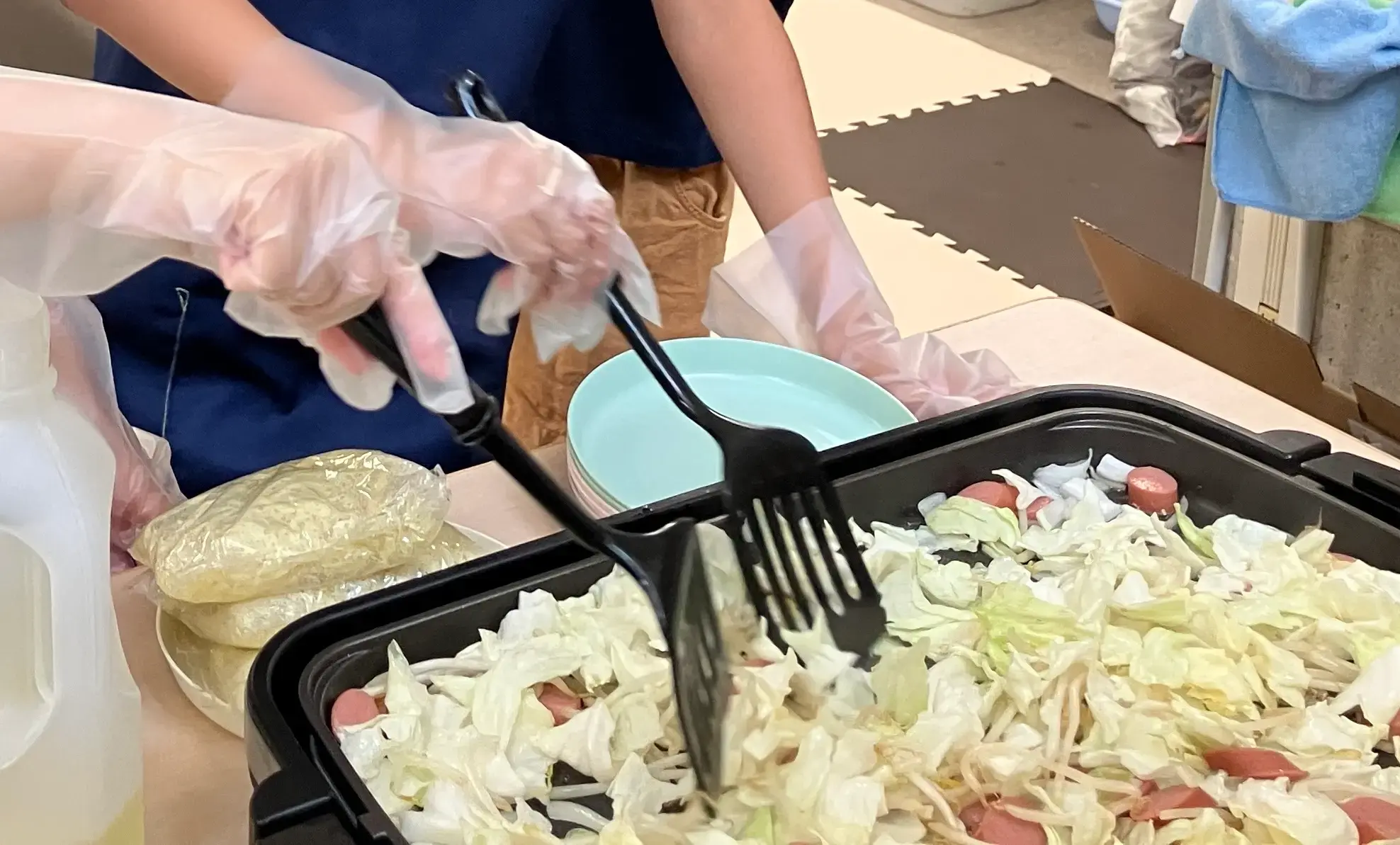 昼食作りをする子ども９