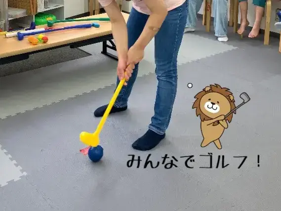 ゴルフをしている様子