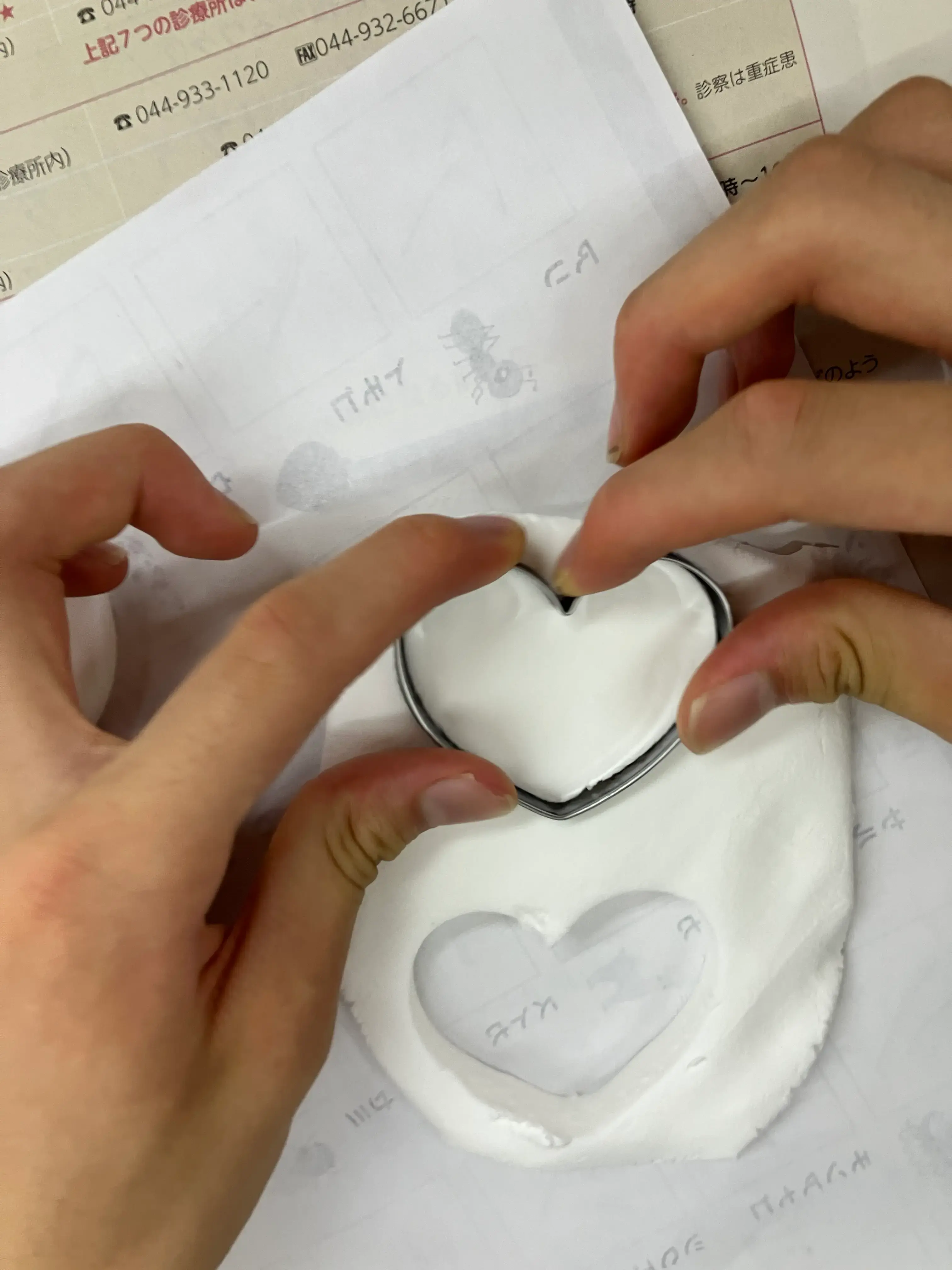 紙粘土工作の様子