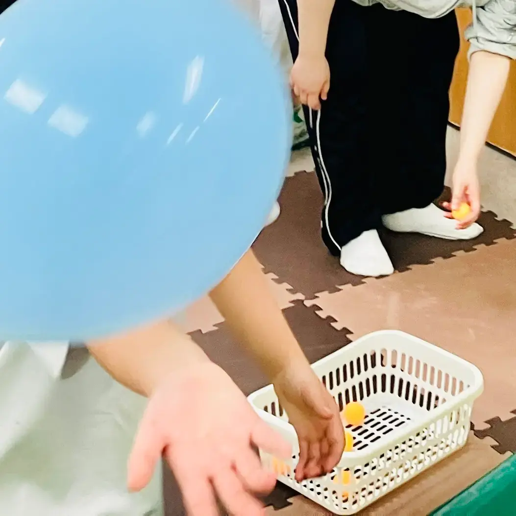 風船ゲームをする子ども６